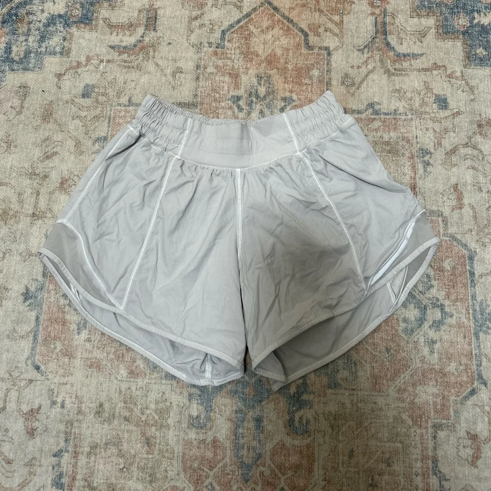 🍋Lululemon Hotty Hot Shorts in Rhino Grey - Picture 2 of 4